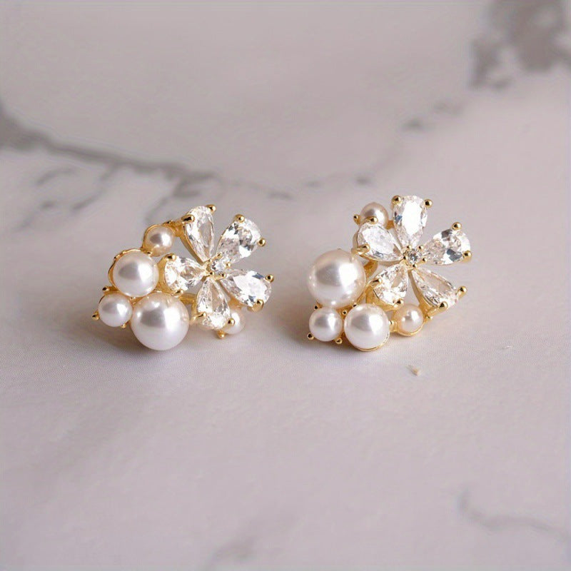 Wholesale Clear White Fine Jewelry Classic Floral Flower Cute Stylish Earrings Jewelry Gold For Wedding Party 1 Pair