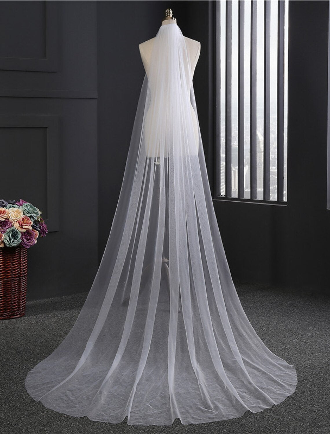 Wholesale One-tier Cut Edge Wedding Veil Chapel Veils with Flower Comb Tulle / Angel cut / Waterfall