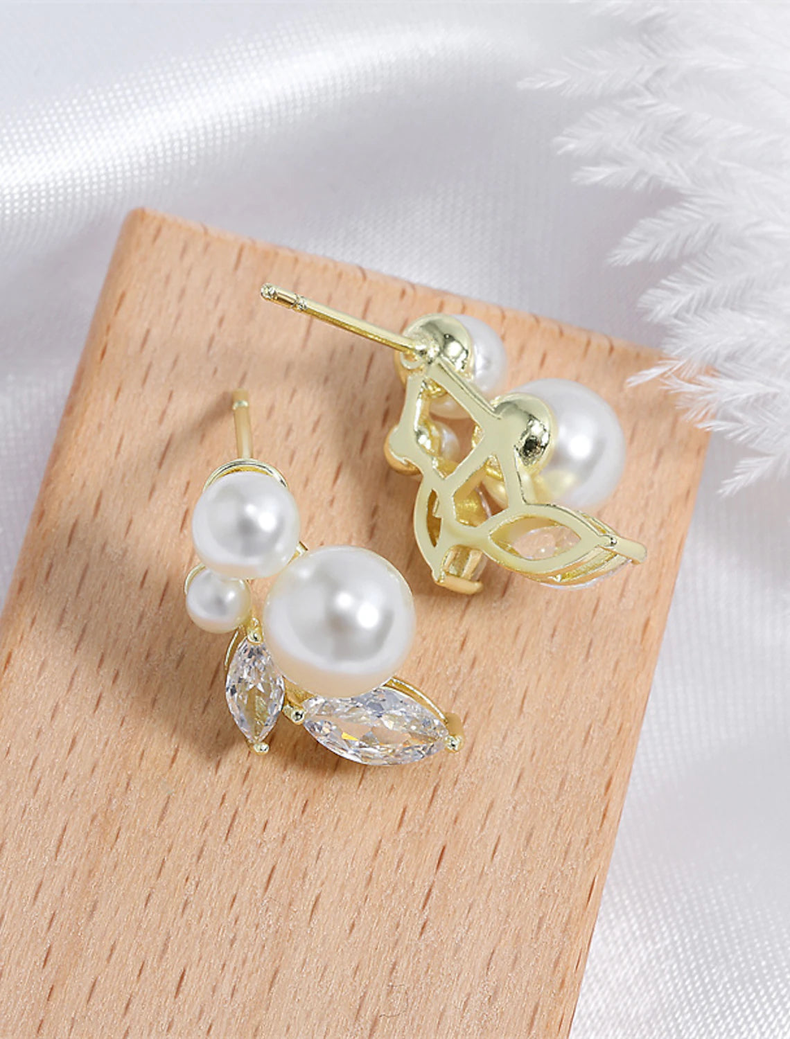 Wholesale Women's Clear White Fine Jewelry Classic Drop Stylish Trendy Imitation Pearl Earrings Jewelry Silver / Gold For Wedding Party 1 Pair