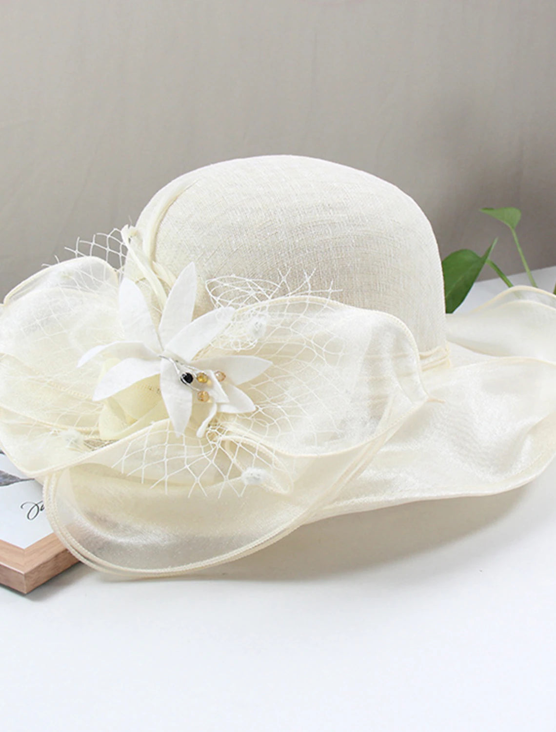 Wholesale Hats Headwear Straw Hats Tulle Linen / Polyester Blend Bucket Hat Straw Hat Sun Hat Casual Holiday Kentucky Derby Melbourne Cup Vintage Style Elegant With Feather Appliques Headpiece Headwear