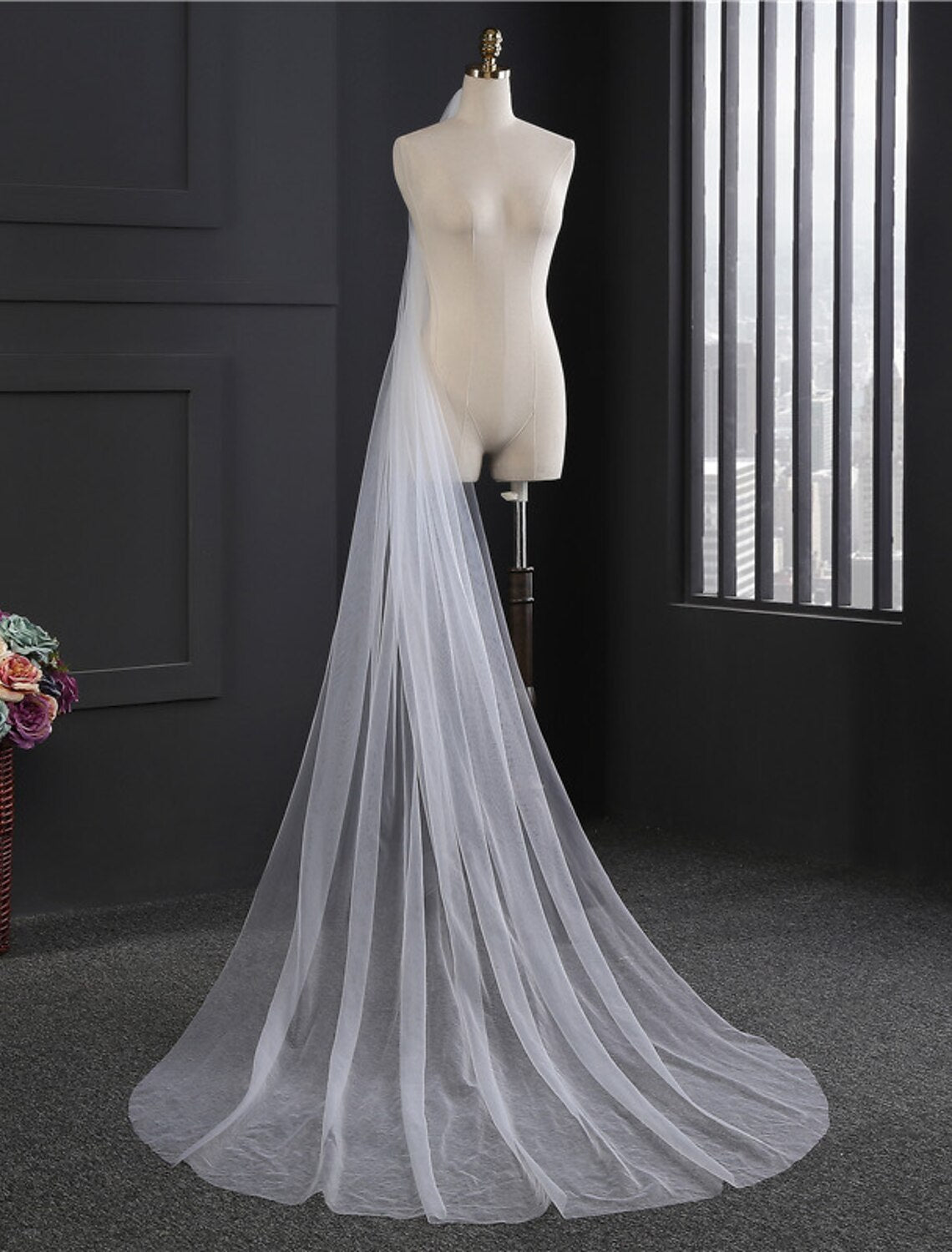 Wholesale One-tier Cut Edge Wedding Veil Chapel Veils with Flower Comb Tulle / Angel cut / Waterfall