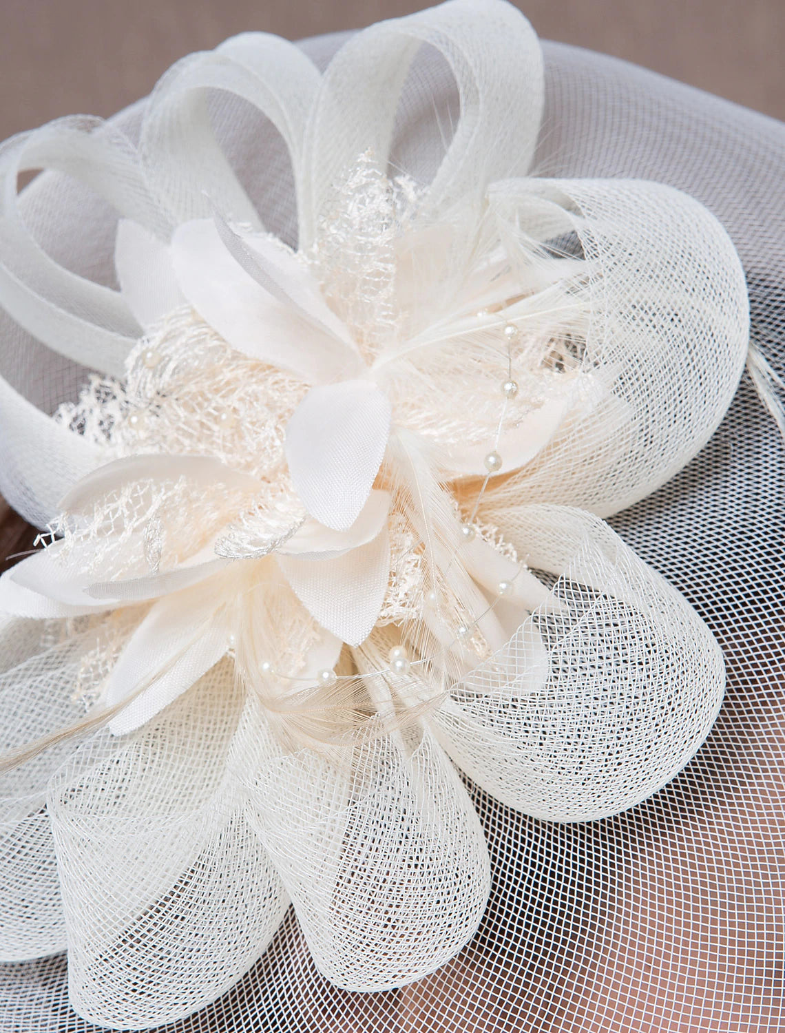 Wholesale White Wedding Fascinator Tulle Beaded Organza Fascinators Hats Headwear Clip Vintage Elegant with Feathers Fur Flower 1 Piece Kentucky Derby Horse Race Tea Party Ladies Day Headpiece