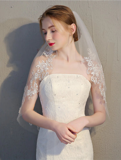 Wholesale Two-tier Stylish / Lace Applique Edge Wedding Veil Elbow Veils with Appliques 27.56 in (70cm) Lace / Tulle / Oval