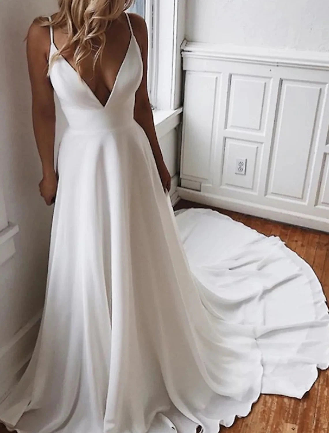 Wholesale Beach Open Back Boho Wedding Dresses A-Line Camisole V Neck Spaghetti Strap Chapel Train Chiffon Bridal Gowns With Appliques