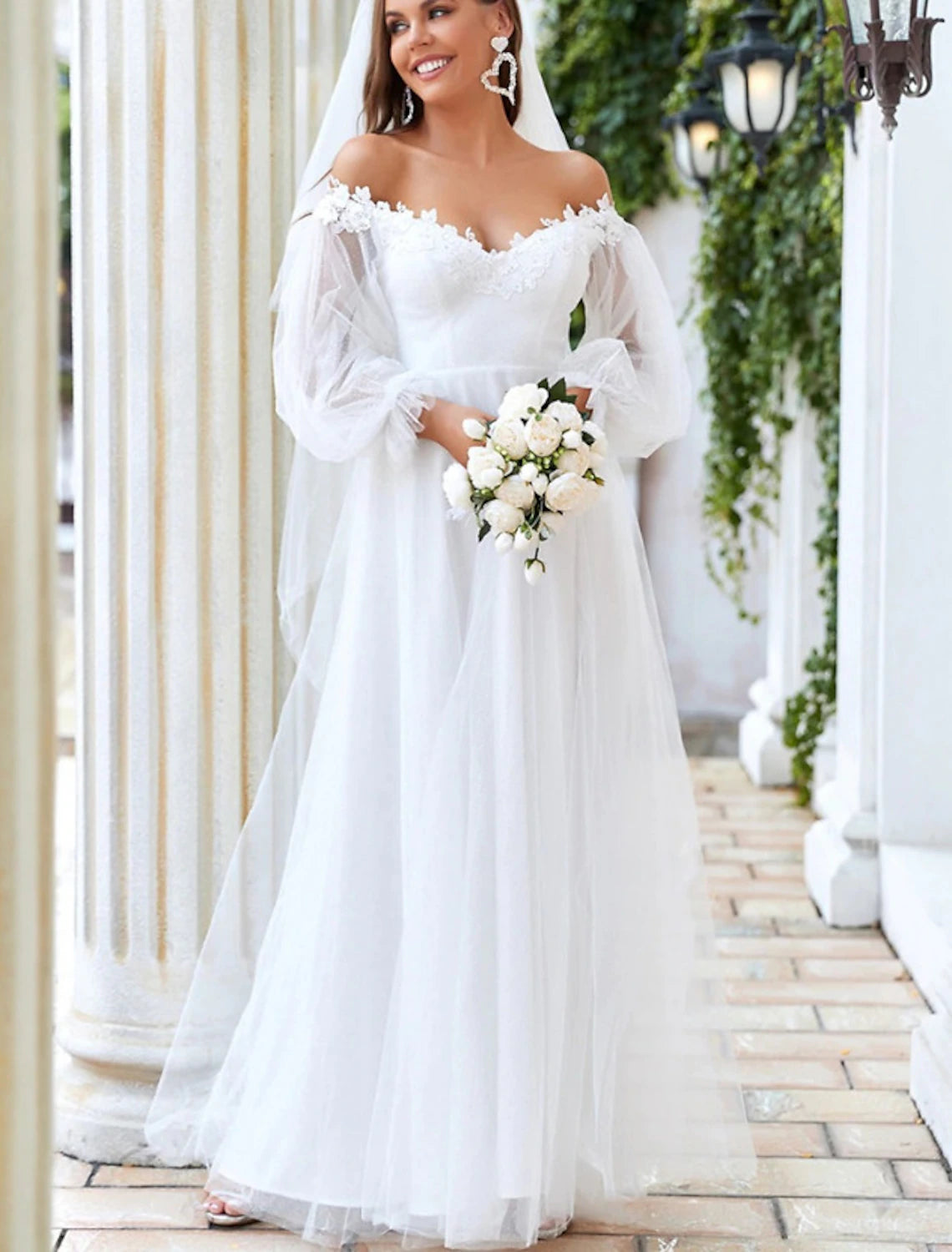 Wholesale Beach Wedding Dresses A-Line Off Shoulder Long Sleeve Floor Length Tulle Bridal Gowns With Lace Insert Appliques