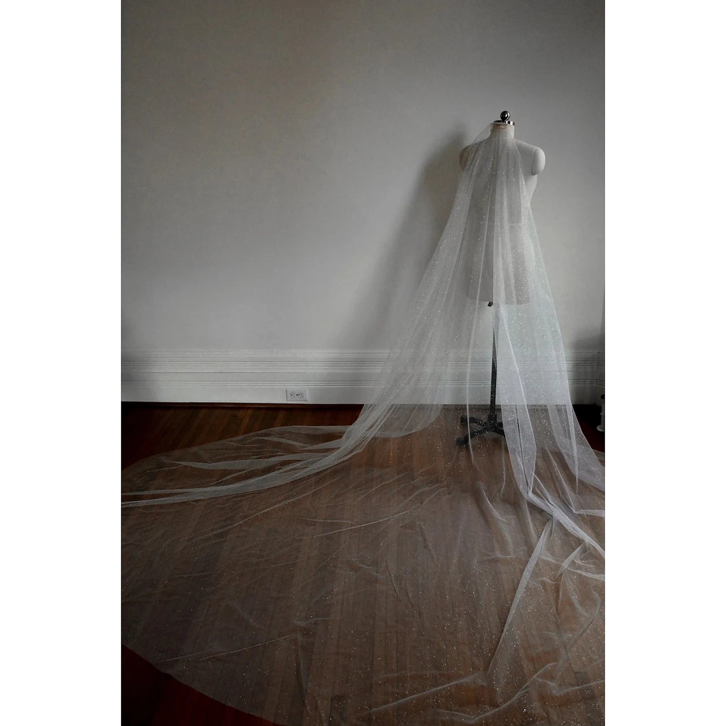 Wholesale One-tier Simple / Sparkle & Shine Wedding Veil Cathedral Veils with Sequin 157.48 in (400cm) Tulle