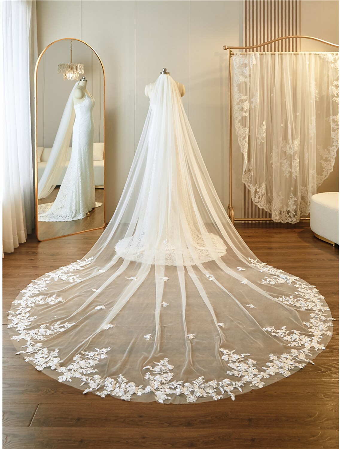 Wholesale One-tier Lace Applique Edge / Lace Wedding Veil Cathedral Veils with Embroidery / Appliques / Paillette 118.11 in (300cm) Tulle