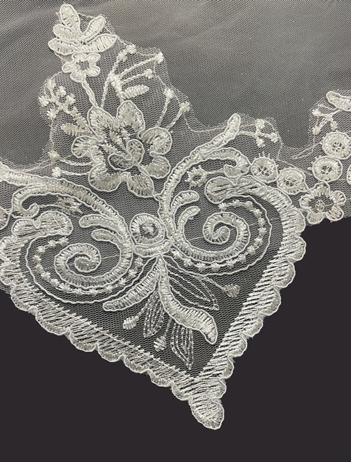 Wholesale One-tier Vintage Inspired / Sweet Wedding Veil Cathedral Veils with Appliques 59.06 in (150cm) Lace