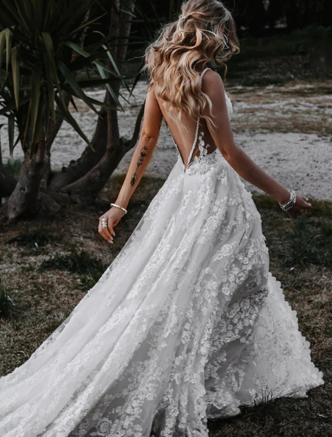 Wholesale Beach Sexy Boho Wedding Dresses A-Line Sweetheart Camisole Spaghetti Strap Court Train Lace Outdoor Bridal Gowns With Appliques Split