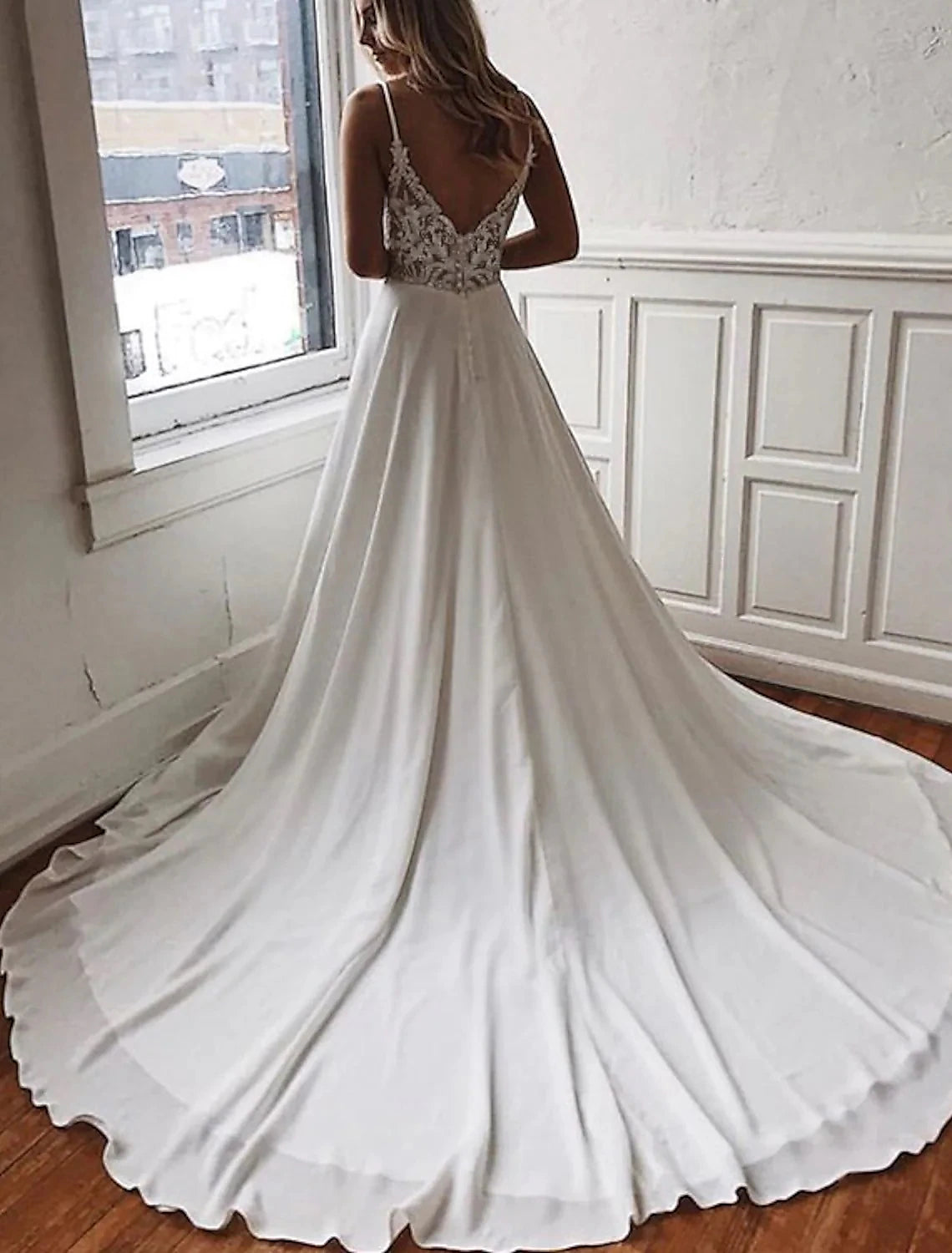 Wholesale Beach Open Back Boho Wedding Dresses A-Line Camisole V Neck Spaghetti Strap Chapel Train Chiffon Bridal Gowns With Appliques