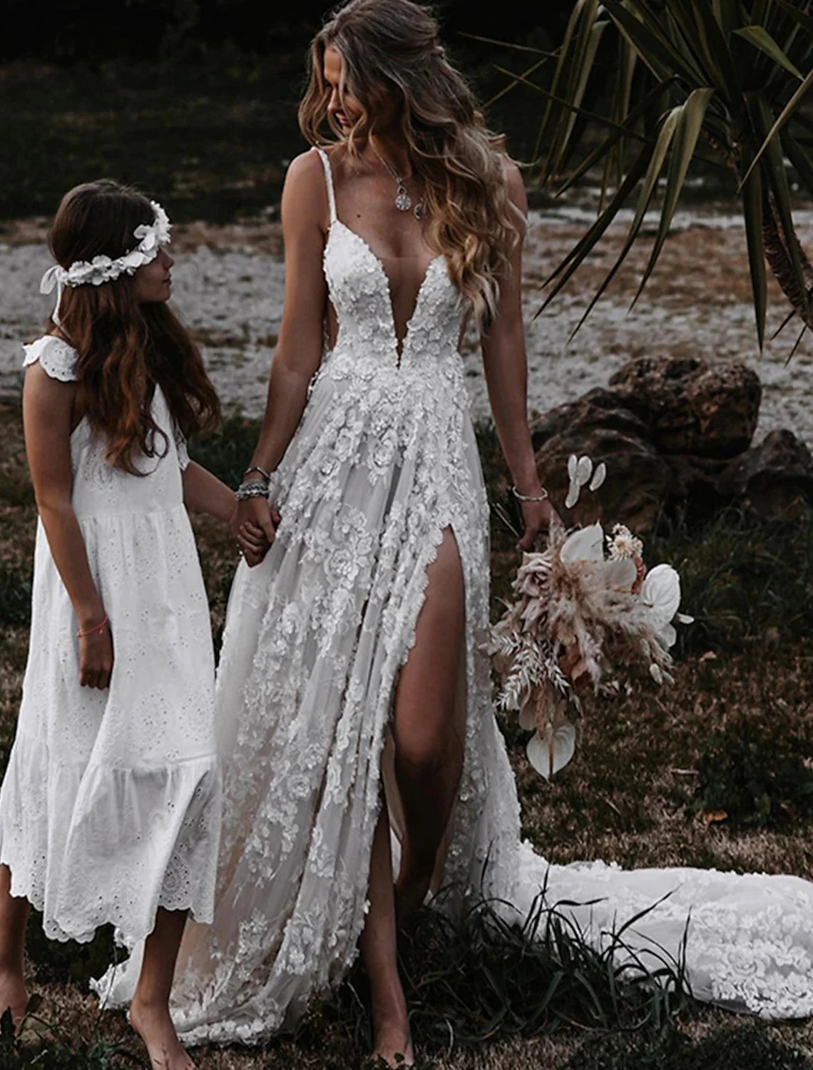 Wholesale Beach Sexy Boho Wedding Dresses A-Line Sweetheart Camisole Spaghetti Strap Court Train Lace Outdoor Bridal Gowns With Appliques Split